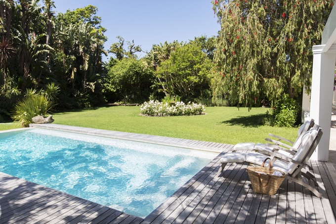 Piscines hors-sol vs piscines enterrées: quelles sont les meilleures options pour votre jardin ?
